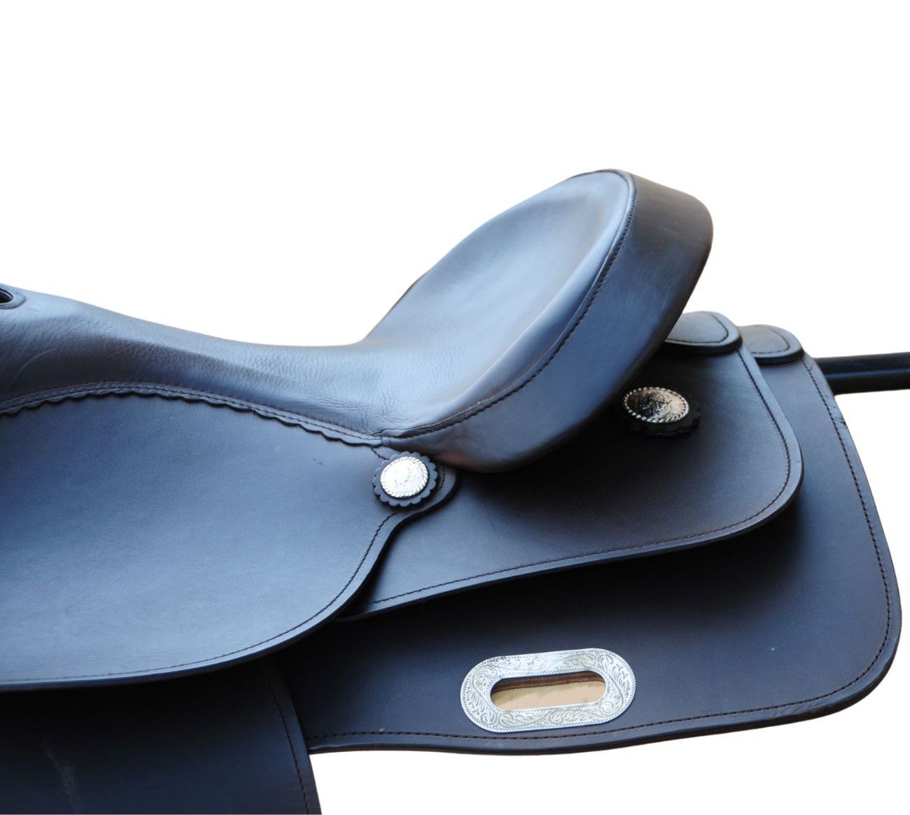 Nahaufnahme eines schwarzen Westernsattels. Details: Sitzfläche, silberne Verzierungen, gepolsterte Bereiche.