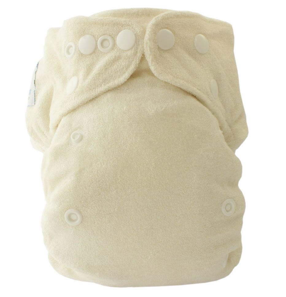 Cremefarbene Stoffwindel mit Druckknöpfen. Mehrere Druckknöpfe zum Verstellen. Label mit Logo.