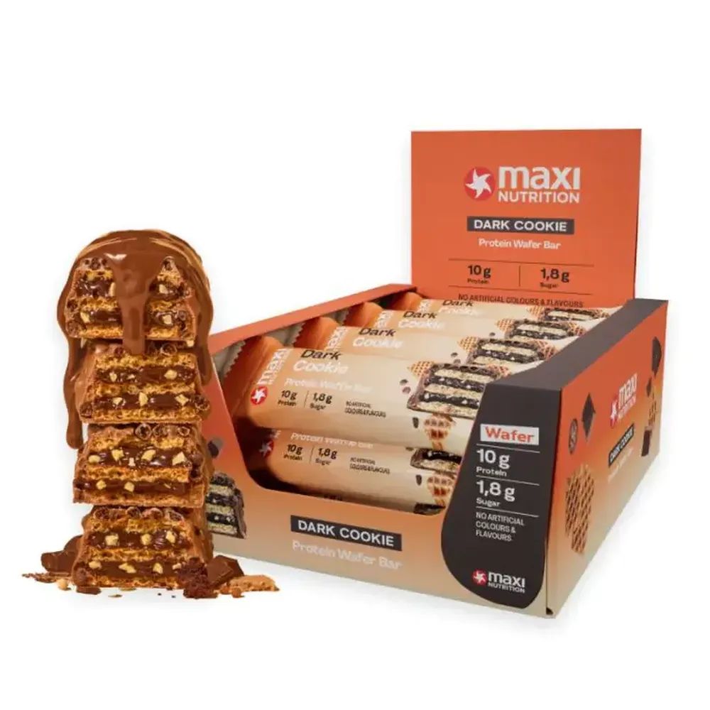 Protein Waffelriegel, Dark Cookie, in einer geöffneten Verpackung. Einzelne Riegel und ein Turm aus Waffeln mit Schokoladenüberzug.