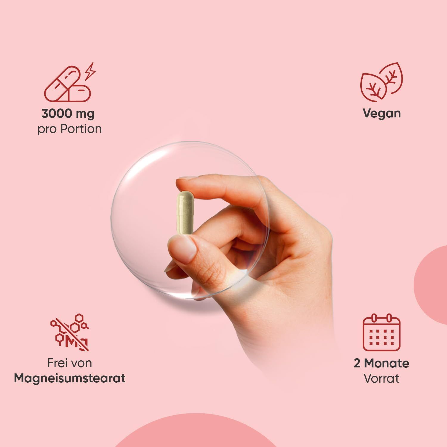 Hand hält eine Kapsel. 3000 mg pro Portion. Vegan. Frei von Magnesiumstearat. Vorrat für 2 Monate. Rosa Hintergrund.