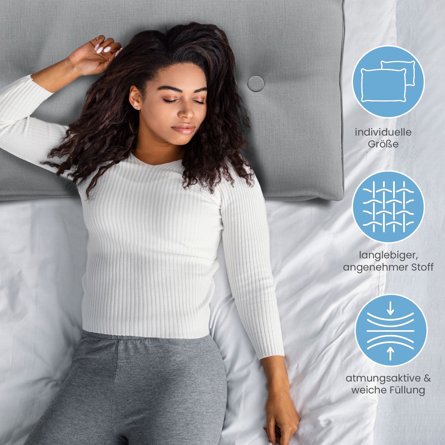 Graues Keilkissen mit Knöpfen. Frau liegt auf dem Bett. Text: „individuelle Größe“, „langlebiger, angenehmer Stoff“, „atmungsaktive & weiche Füllung“.
