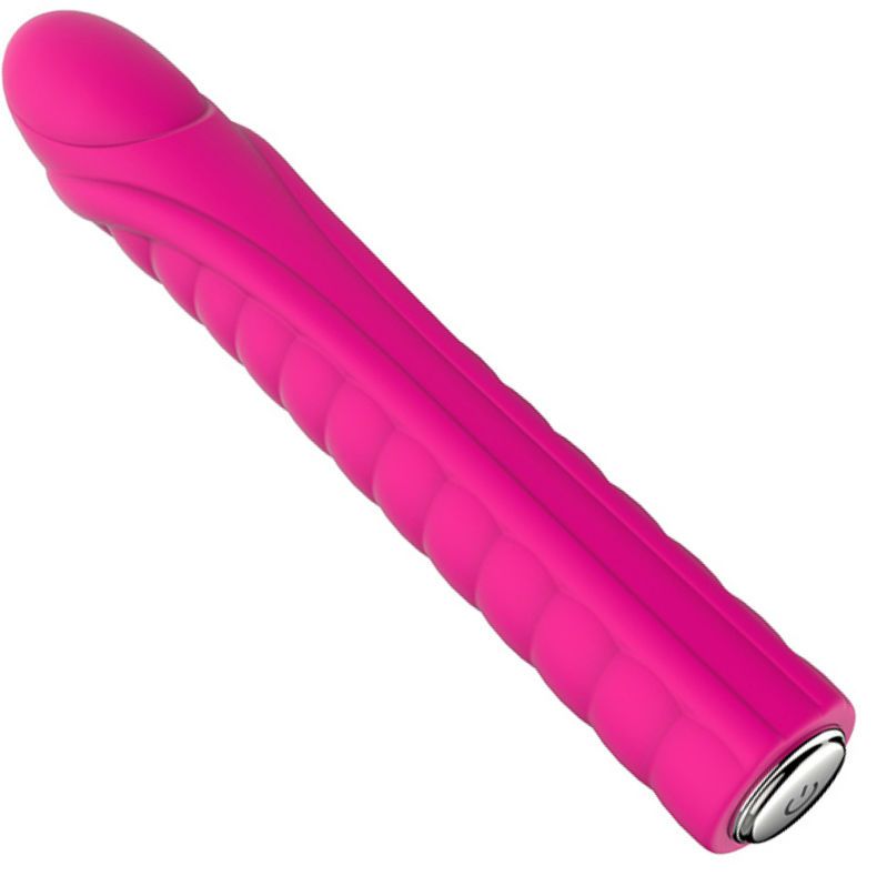 Pinkfarbener Vibrator mit geriffelter Oberfläche. Das Produkt hat eine abgerundete Spitze und eine längliche Form.