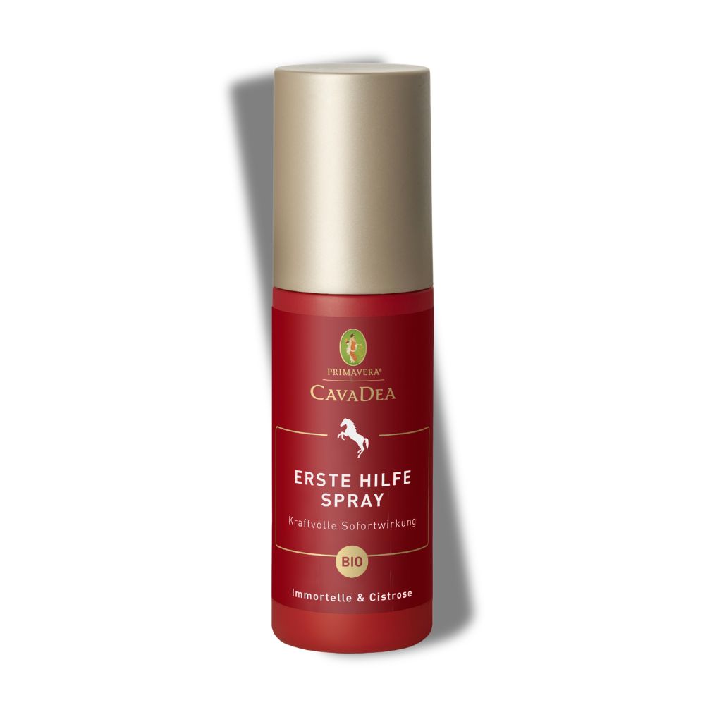 Rote Sprühflasche mit goldfarbenem Deckel. Beschriftung: CavaDea, Erste Hilfe Spray, Bio-Siegel. Enthält Immortelle & Cistrose.