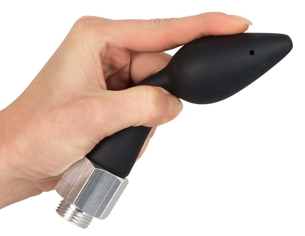 Hand hält schwarzen Analplug mit silberfarbenem Gewindeanschluss.