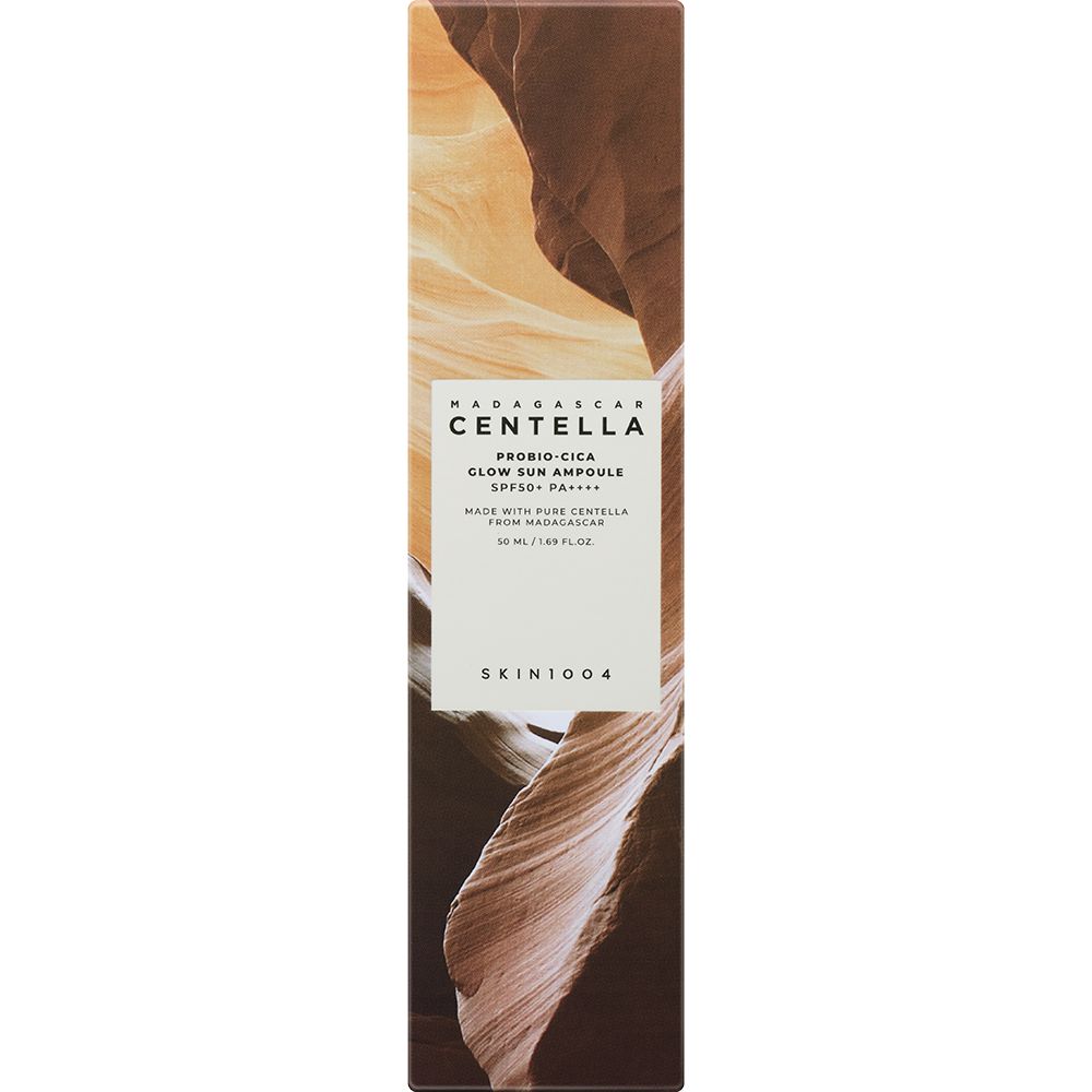 Produktverpackung. Text: MADAGASCAR CENTELLA, PROBIO-CICA GLOW SUN AMPULLE SPF50+ PA++++. Hintergrund: Wüstenlandschaft.
