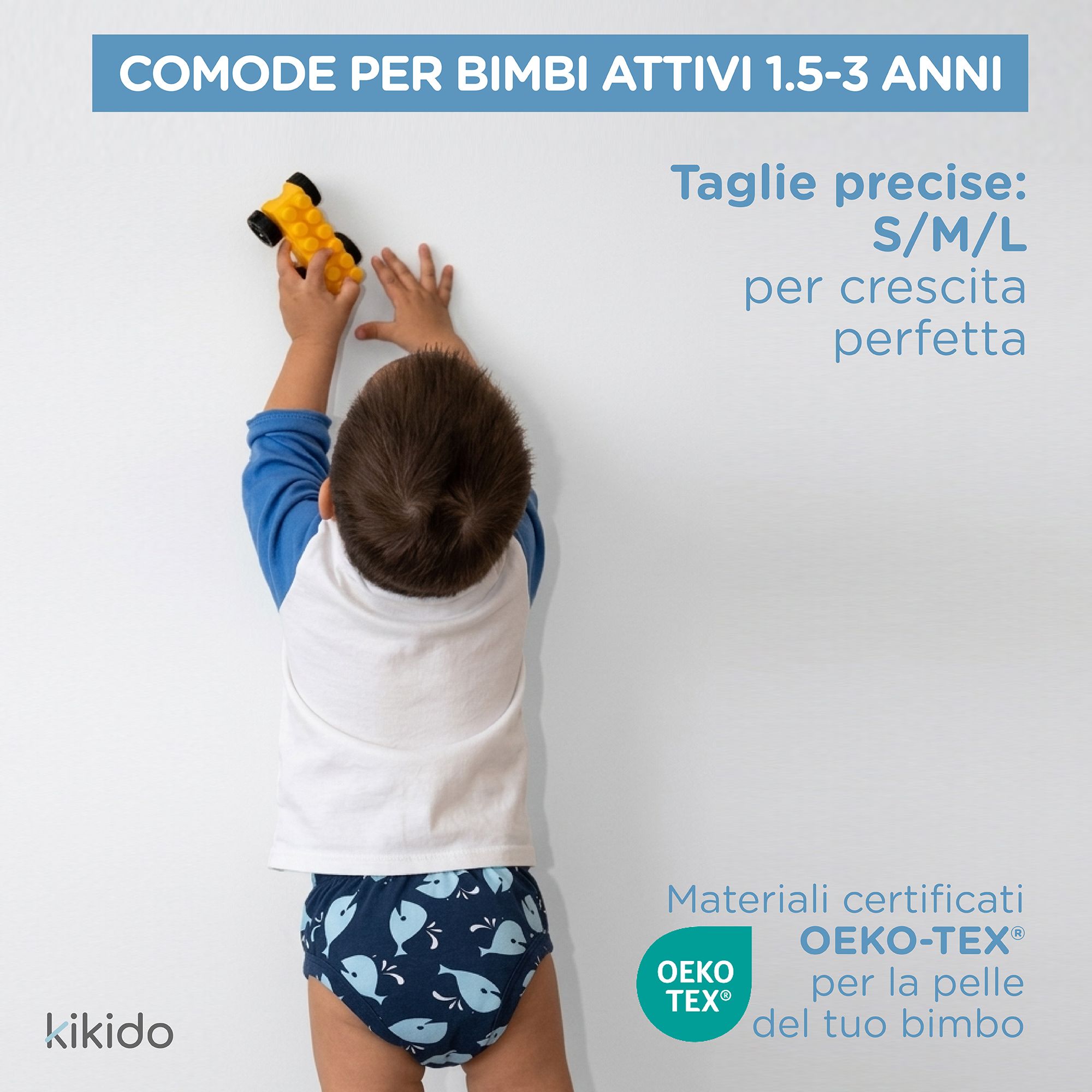 Kind trägt blaue Trainingshose mit Wal-Muster. Text: Comode per bimbi attivi 1.5-3 anni, Taglie precise: S/M/L, Materiali certificati OEKO-TEX®.