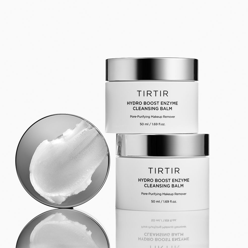 Zwei TIRTIR Hydro Boost Enzyme Reinigungsbalsam-Tiegel, einer mit aufgestelltem Deckel und Balsamprobe.