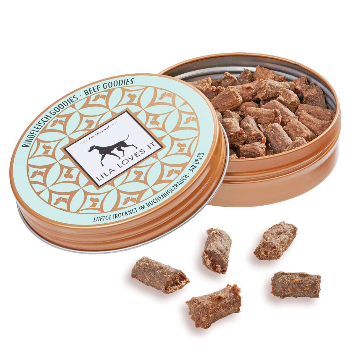 Geöffnete Dose mit Rindfleisch-Goodies. Aufschrift: Rindfleisch-Goodies, Beef Goodies. Logo: Hund. Marke: LILA LOVES IT. Fleischstücke liegen daneben.