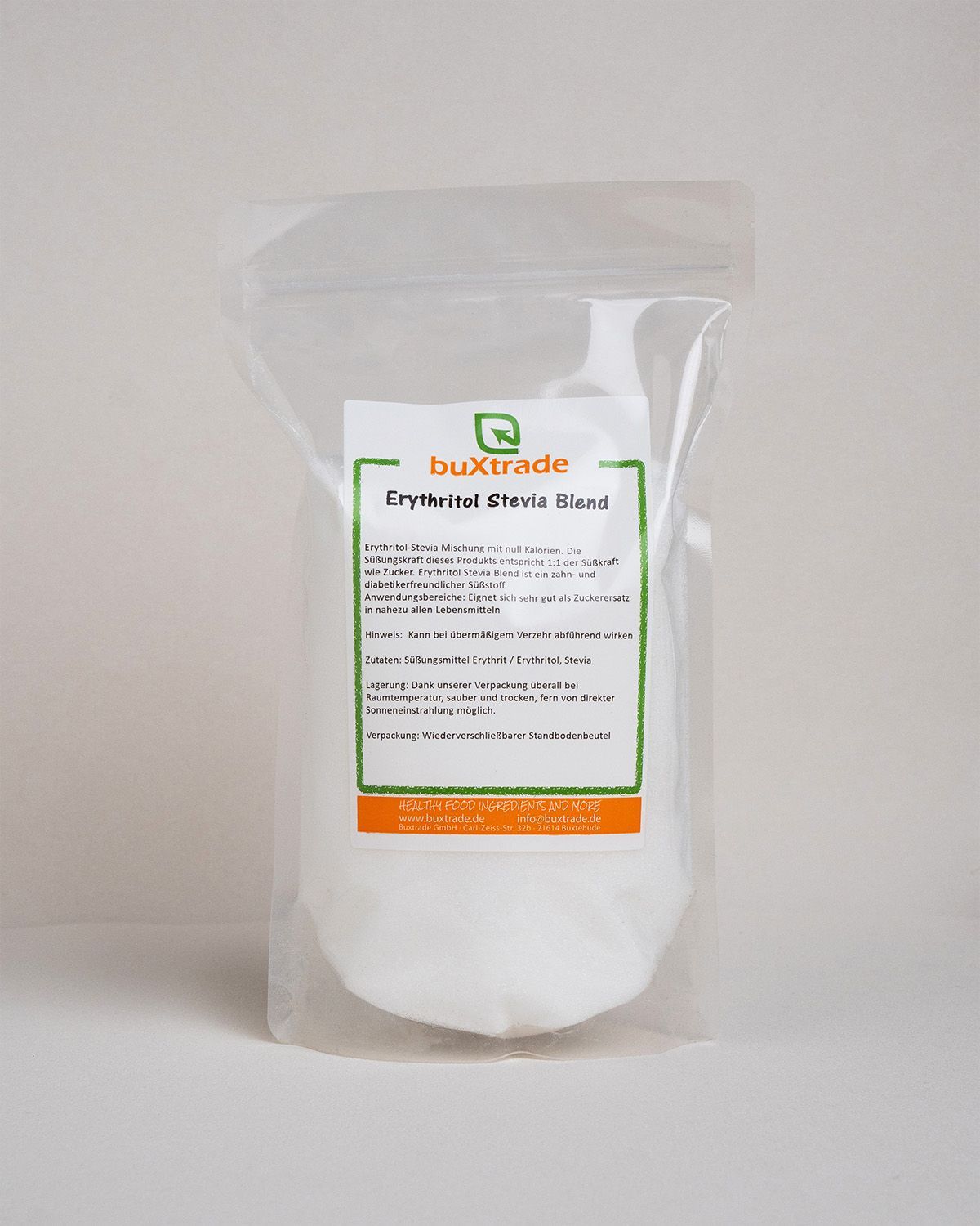 Transparente Verpackung mit weißem Pulver. Aufdruck: buXtrade Erythritol Stevia Blend. Grün-weißer Aufkleber mit Text.