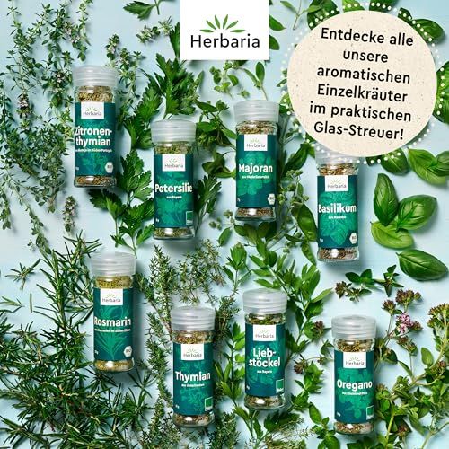Herbaria Kräuter und Gewürze in praktischen Glasstreuern, umgeben von frischen Kräutern.