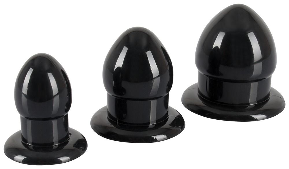 Drei schwarze Anal-Stretching-Plugs. Kegelförmig mit breiter Basis. Auf weißem Hintergrund.