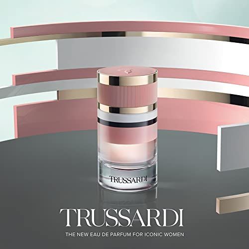Trussardi Eau de Parfum Flakon vor abstrakter Kulisse.