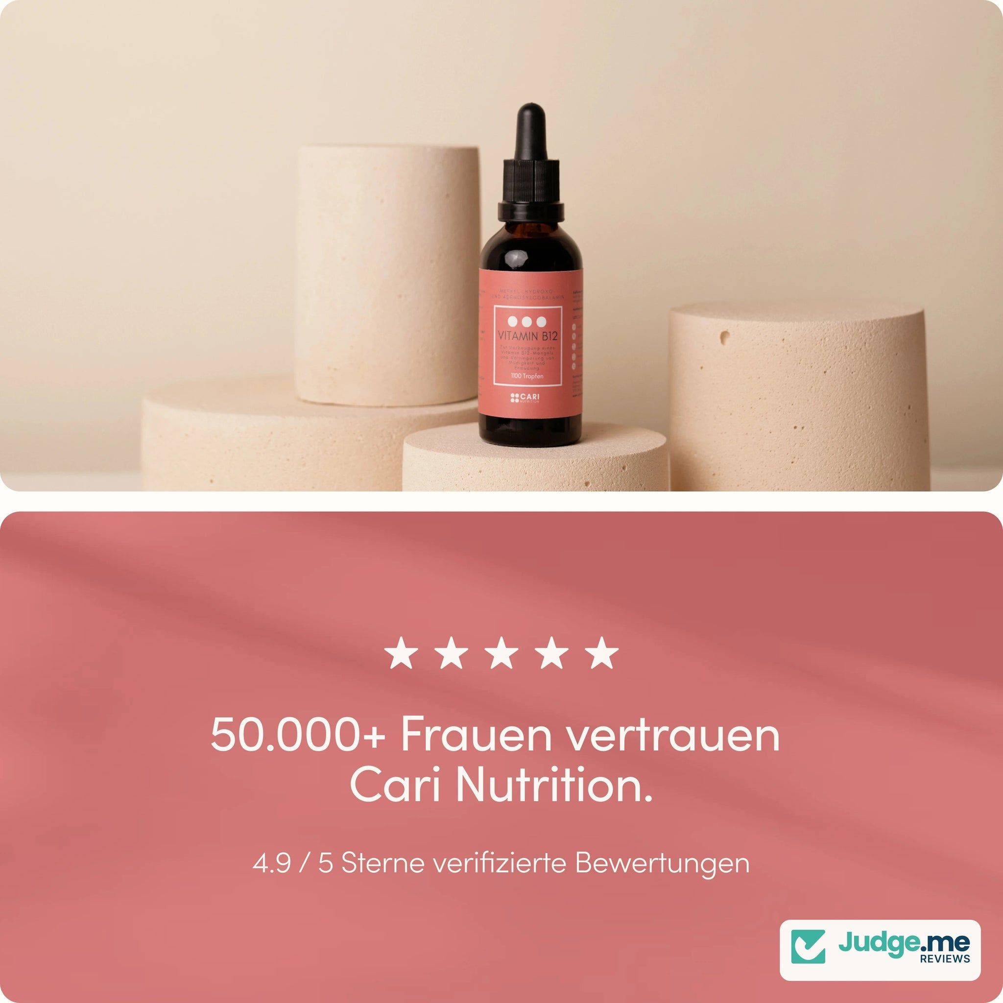 Flasche Vitamin B12 auf Podesten. 50.000+ Frauen vertrauen Cari Nutrition.