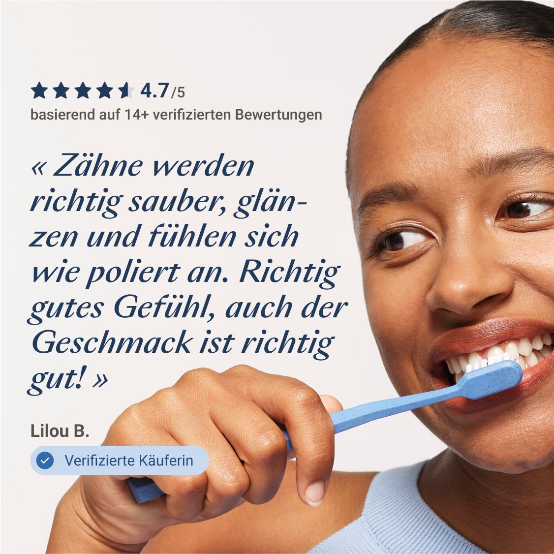 Frau putzt Zähne mit blauer Zahnbürste. Text: Zähne werden sauber, glänzen. 4.7/5 Sterne.