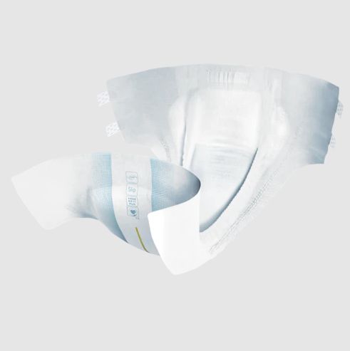 Eine TENA ProSkin Slip Maxi Inkontinenzvorlage, geöffnet, mit Saugkern und Klebestreifen.