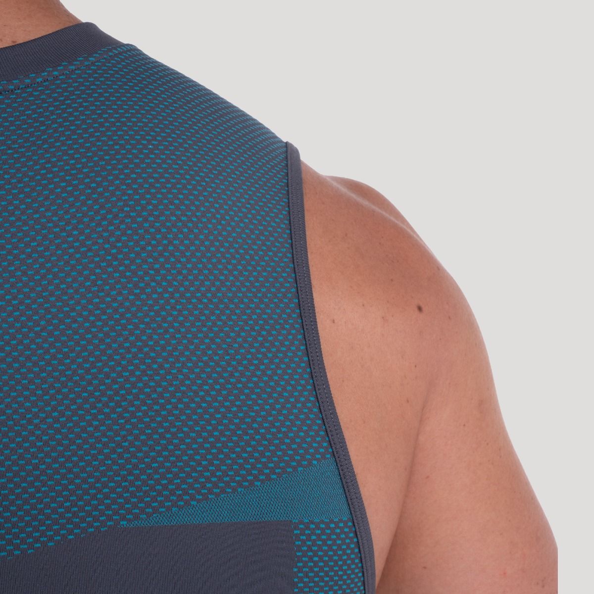 Detailansicht der Schulterpartie eines grauen Herren-Tanktops mit blauen Akzenten.