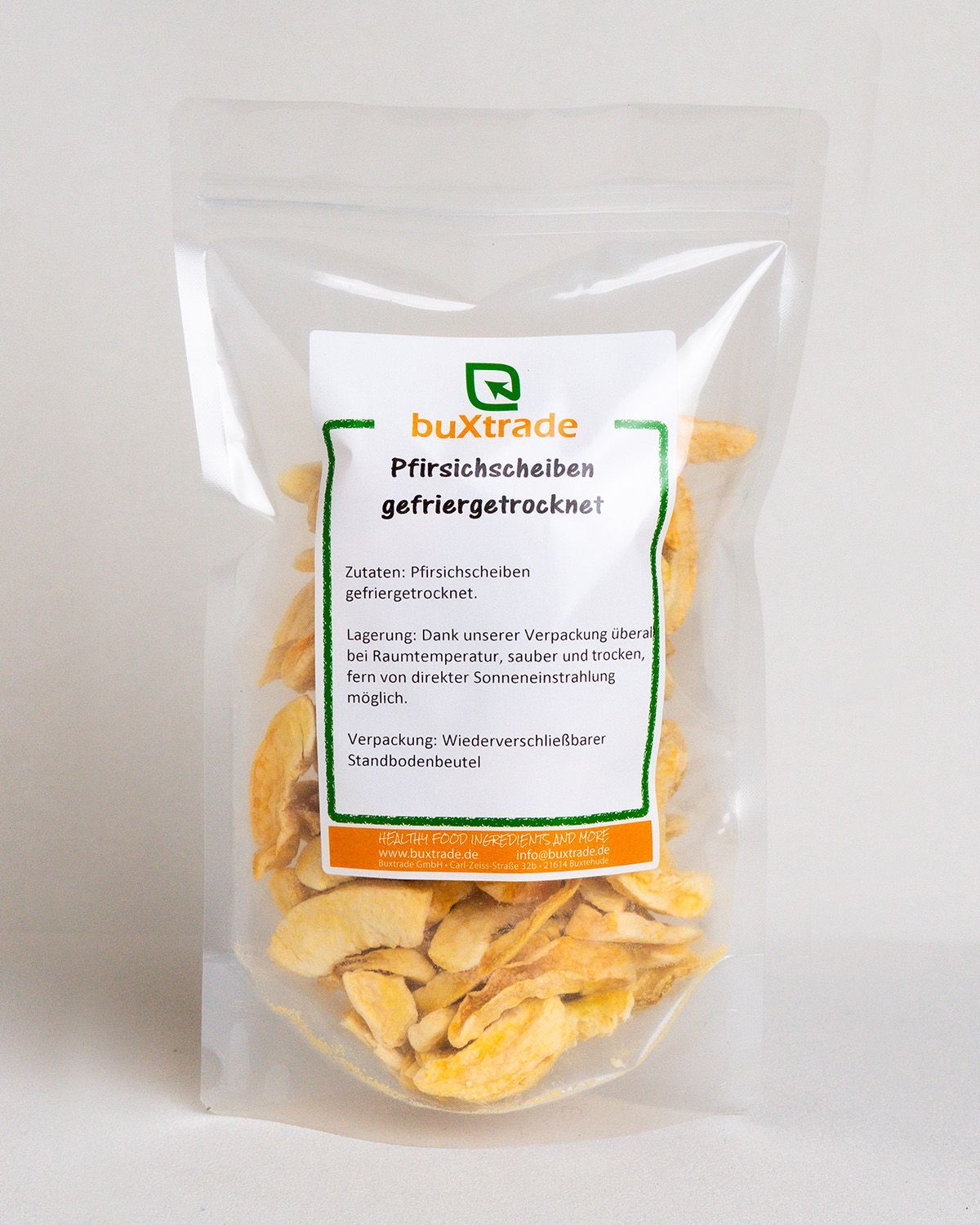 Transparente Verpackung mit getrockneten Pfirsichscheiben. Aufkleber mit Produktinformationen. Wiederverschließbar.
