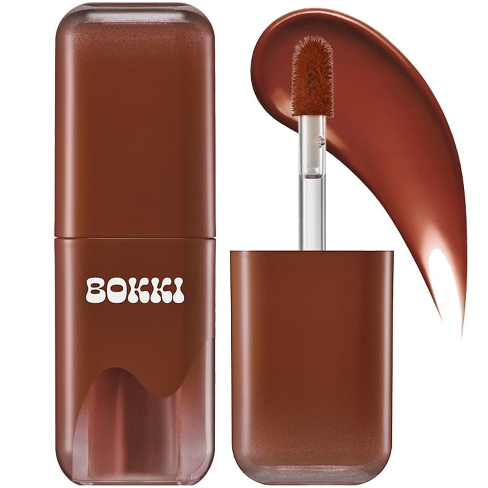 Braune Lippenfarbe mit Schriftzug "BOKKI". Rechteckige Form mit abgerundeten Kanten. Applikator sichtbar.
