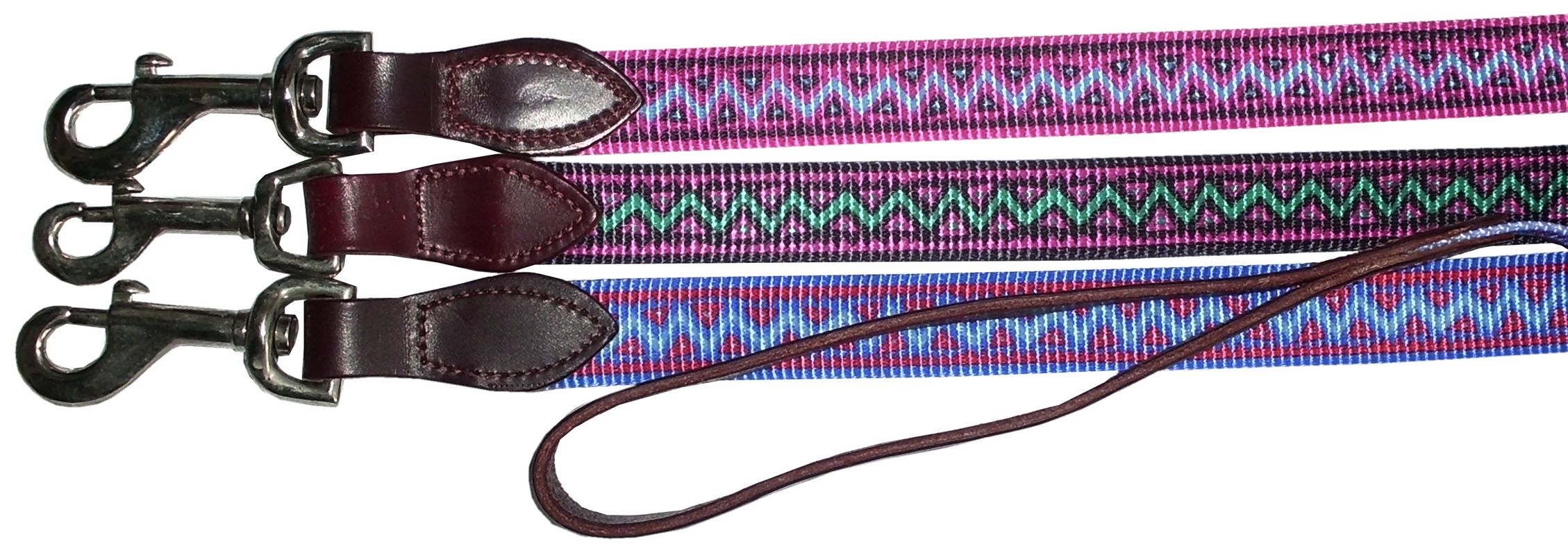 Drei Hundeleinen mit Karabinerhaken. Verschiedene Farben und Muster. Lederdetails.