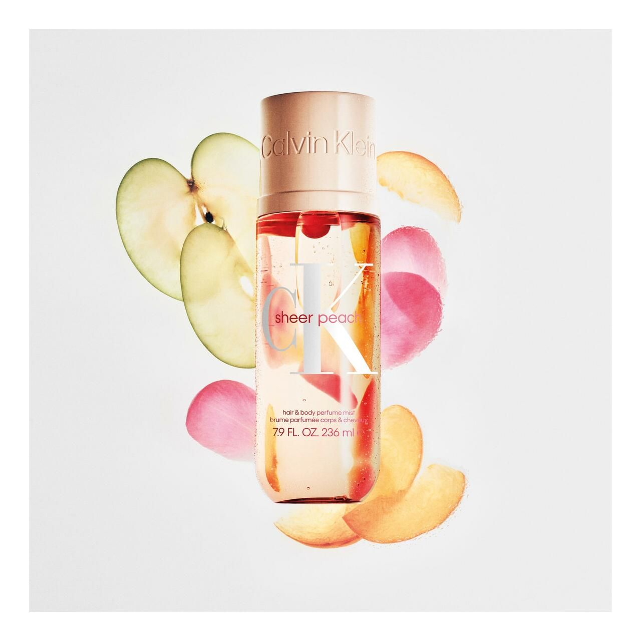Haar- und Körperspray-Flakon mit Pfirsich- und Apfelstücken. Aufschrift: sheer peach, Calvin Klein. 79 FL. OZ. 236 ml.