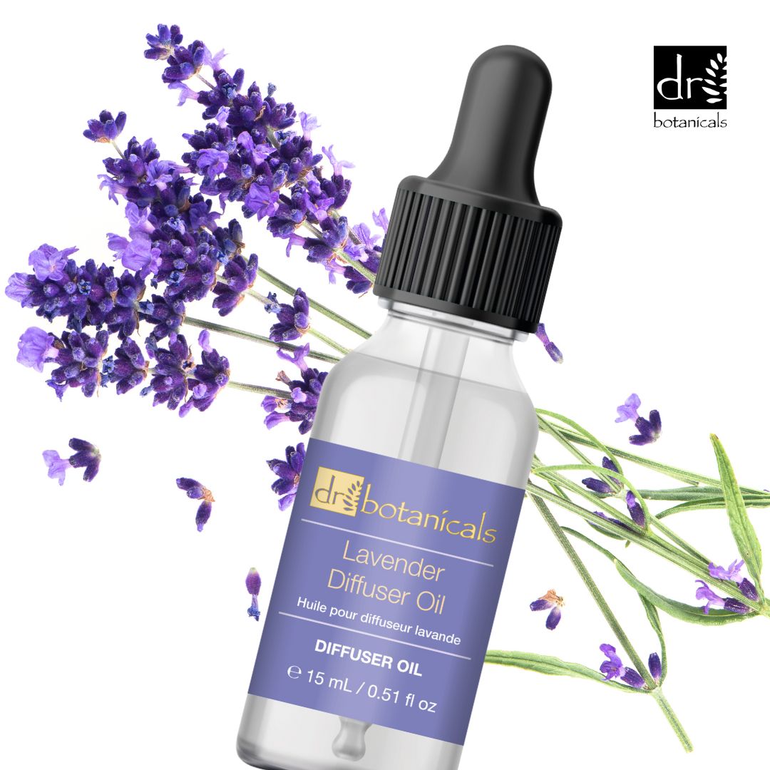 Lavendel Diffuser-Öl in Glasflasche mit Pipette, umgeben von Lavendelblüten. Etikett mit Produktnamen.