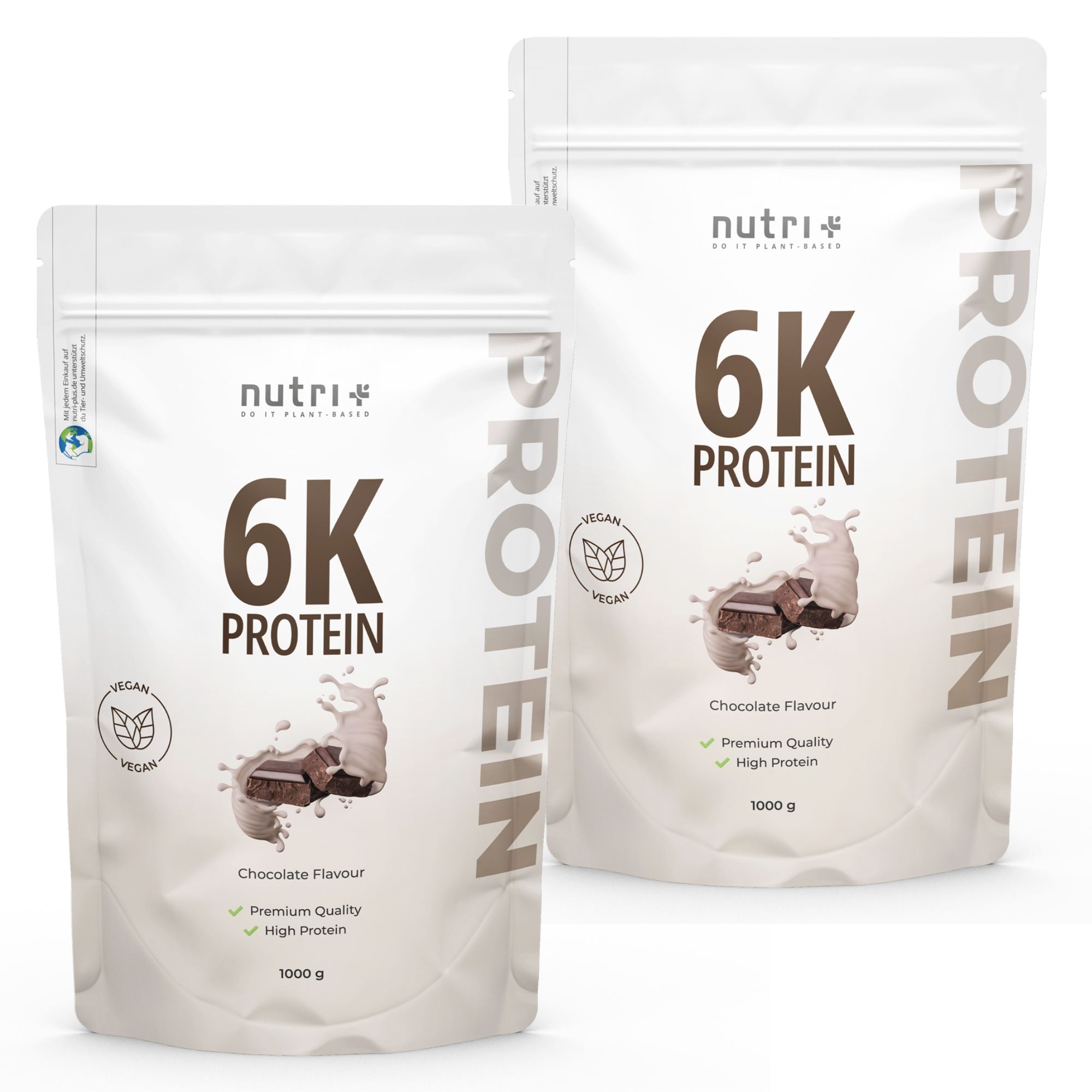 Zwei Beutel Protein-Pulver. Aufschrift: 6K PROTEIN, Vegan-Siegel, Schokoladen-Geschmack, Premium Qualität, 1000 g.