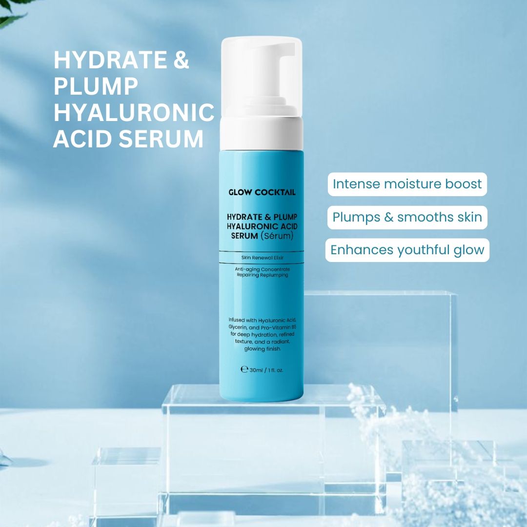 Glow Cocktail Hyaluronserum auf einem Glaspodest, umgeben von Wassernebel. Text: Feuchtigkeitsboost, glättet, jugendlicher Glanz.