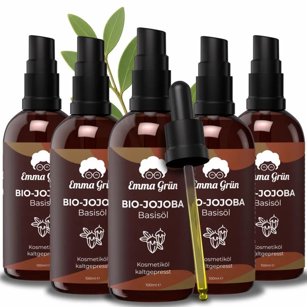 Fünf braune Flaschen mit schwarzem Pumpaufsatz. Aufschrift: Emma Grün BIO-JOJOBA Basisöl. Eine Pipette mit Öl.