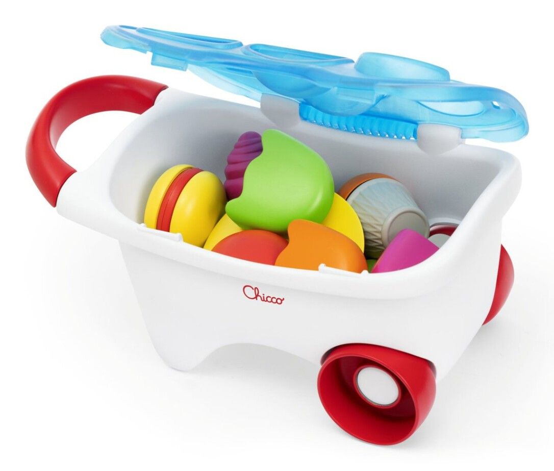 Weißer Spielzeug-Eiswagen mit geöffnetem Deckel. Enthält farbige Eis- und Macaron-Formen. Das Logo "Chicco" ist sichtbar.