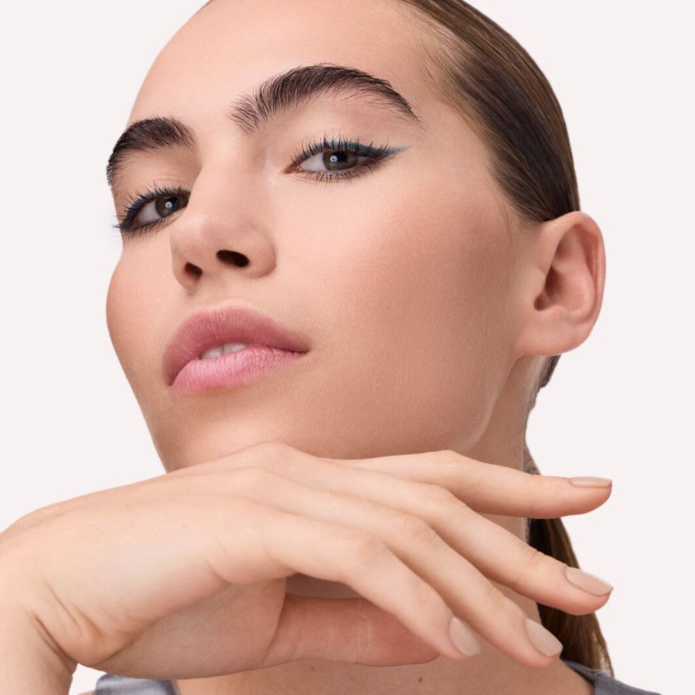 Porträt einer Frau mit Kajal auf dem oberen Augenlid.