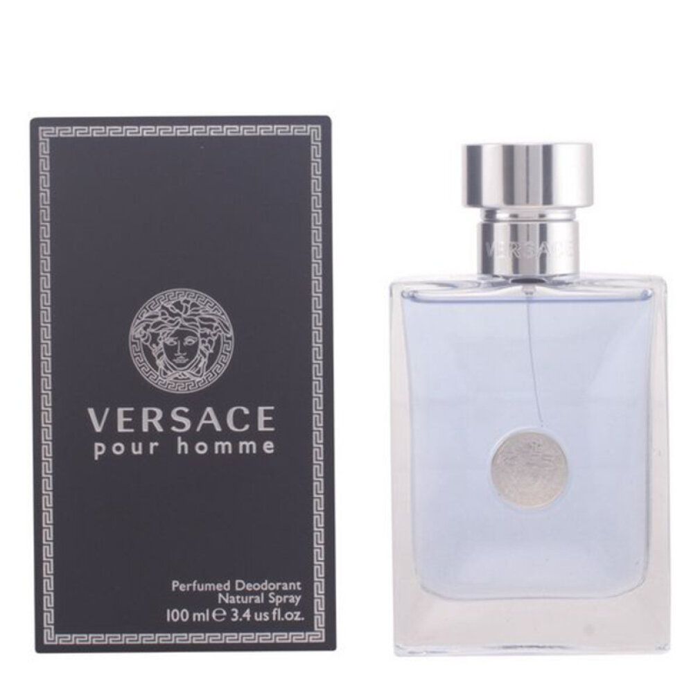 Versace Pour Homme Deo Spray. Rechteckige Flasche mit silbernem Verschluss und Medusa-Logo. Schwarze Verpackung mit Logo und Produktbezeichnung.