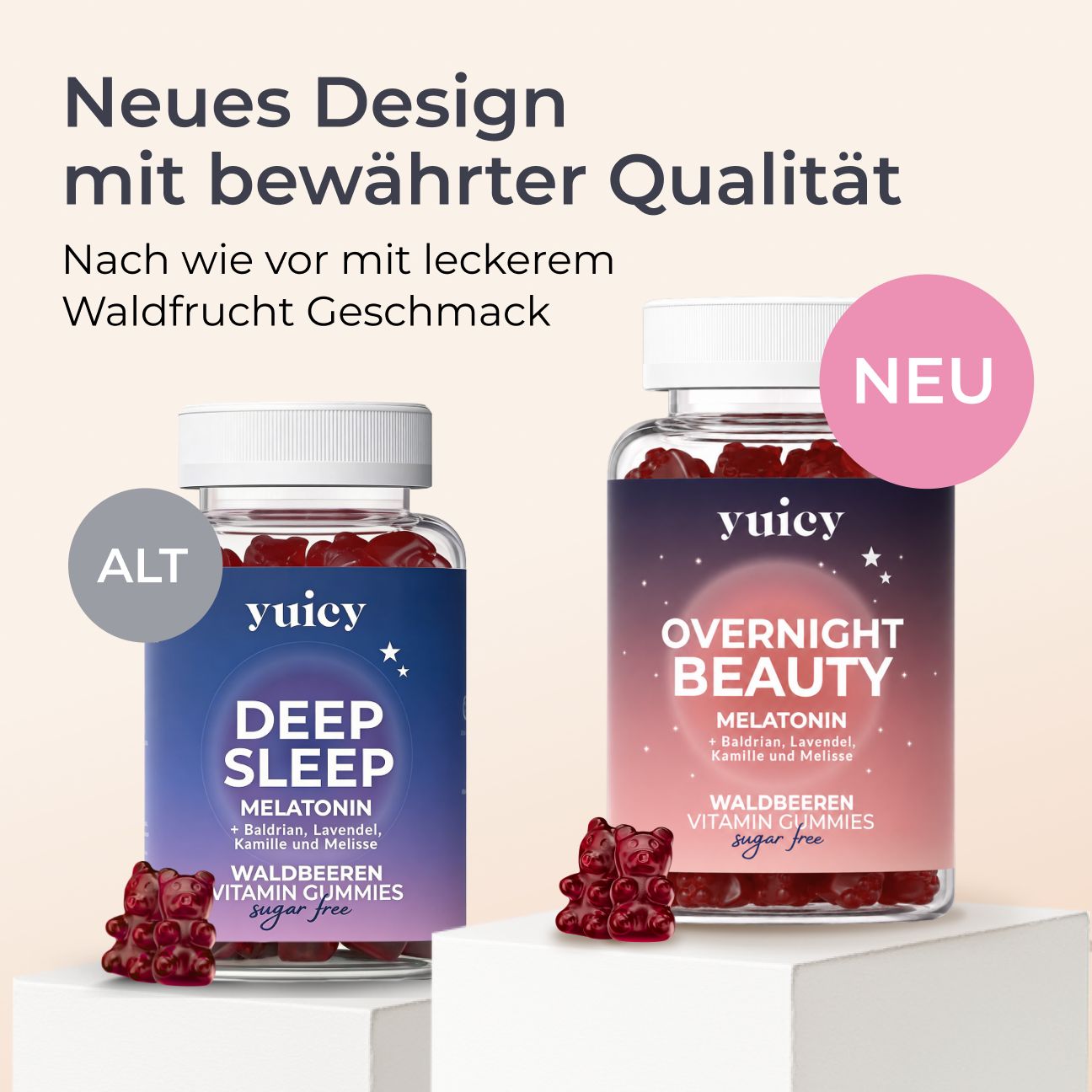 Zwei Glasbehälter mit yuicy® Deep Sleep und Overnight Beauty Gummies. Rote Gummibärchen daneben. Text: Melatonin, Waldbeer-Geschmack.