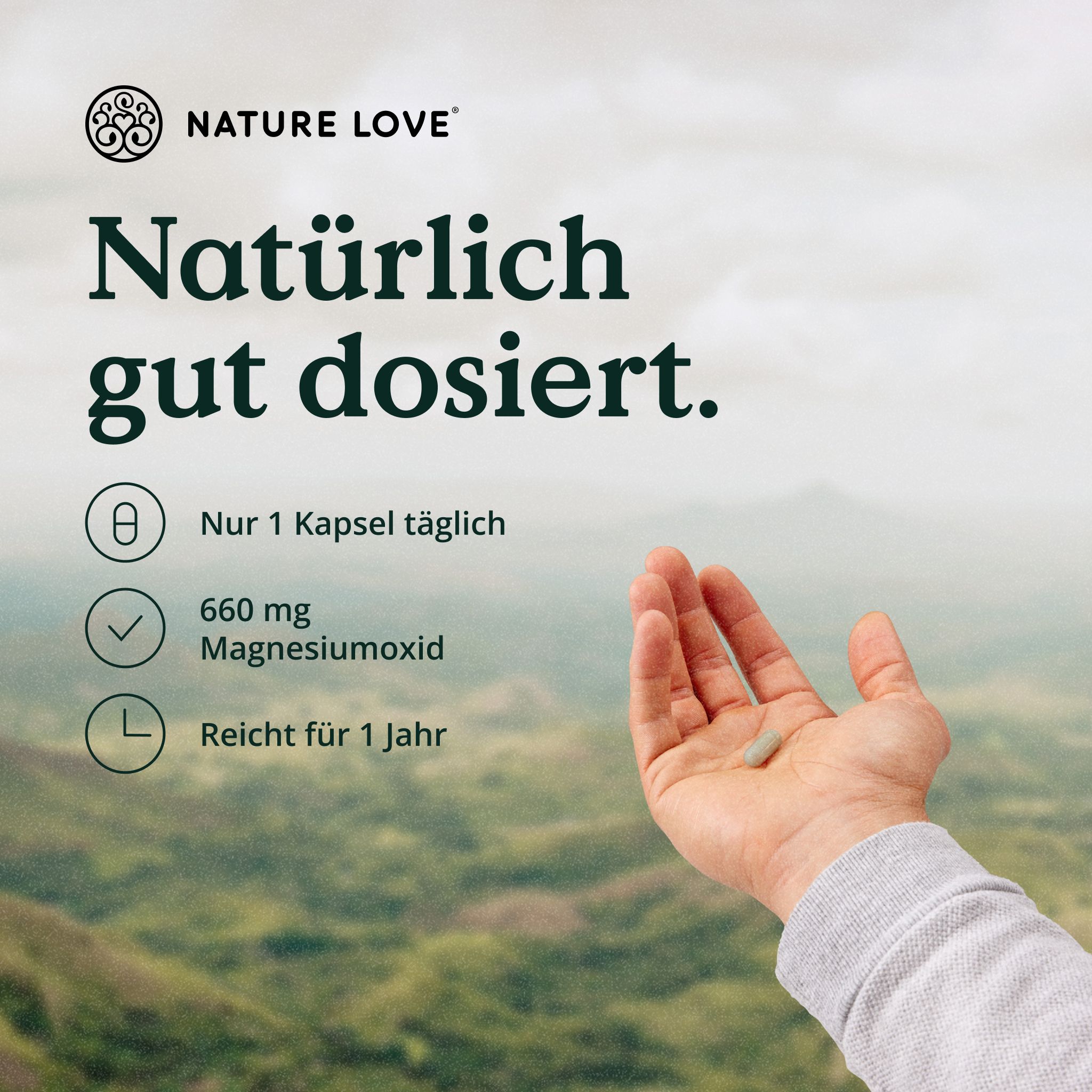 Hand mit einer Kapsel. Text: Natürlich gut dosiert. 1 Kapsel täglich, 660 mg Magnesiumoxid, reicht für 1 Jahr.
