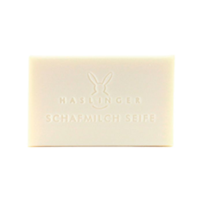 Rechteckige Seife mit Prägung. Oben Logo mit Hase, darunter Schriftzug: HASLINGER SCHAFMILCH SEIFE.