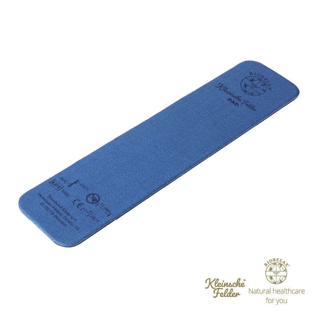 Blaues BIORELAX Kleinsche Felder Pad. Rechteckige Form, abgerundete Ecken. Logo und Schriftzug auf der Oberfläche. CE-Kennzeichnung.