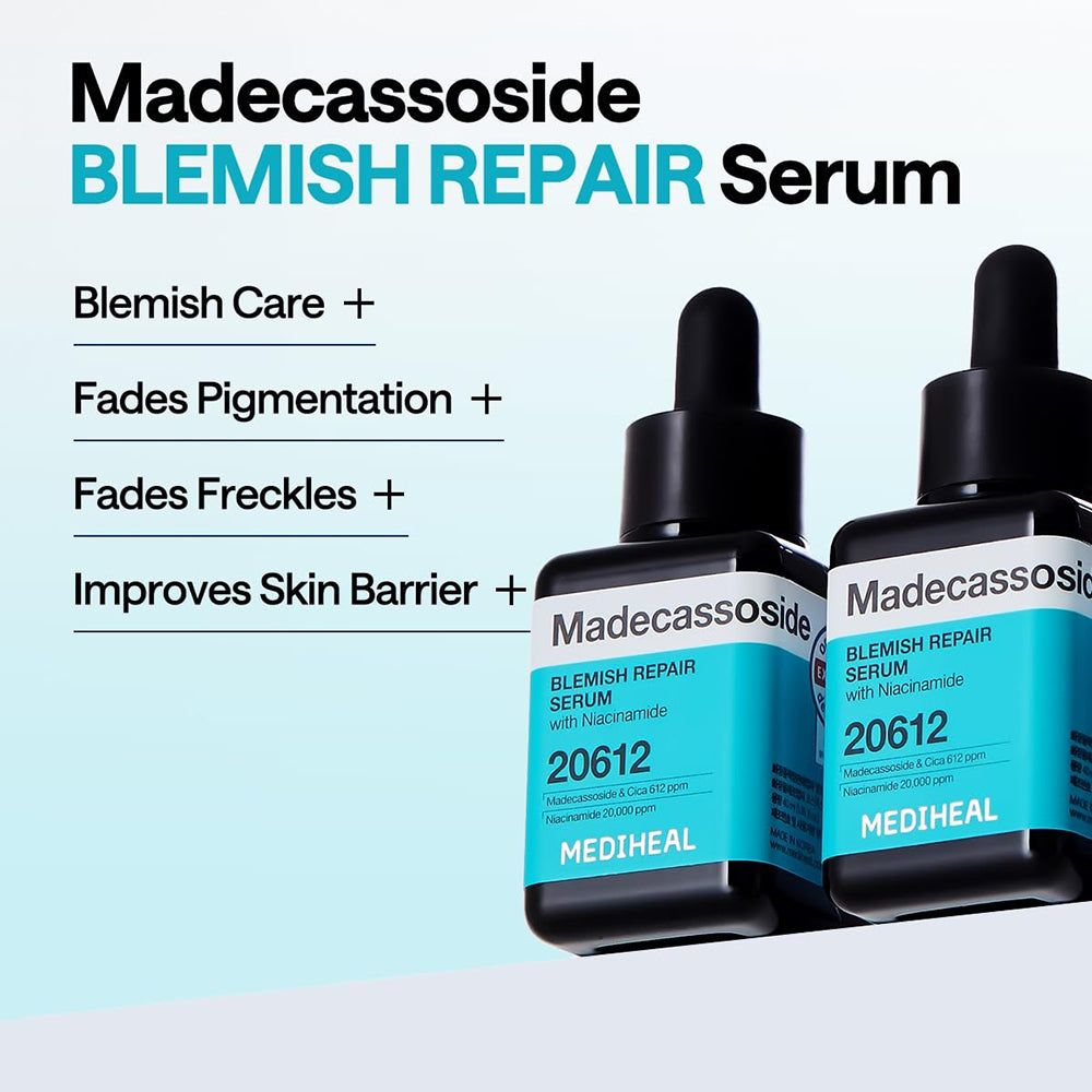 Zwei Serumflaschen nebeneinander. Schwarze Deckel, quadratische Flaschen mit blauem Etikett. Text: Madecassoside Blemish Repair Serum, 20612, MEDIHEAL.