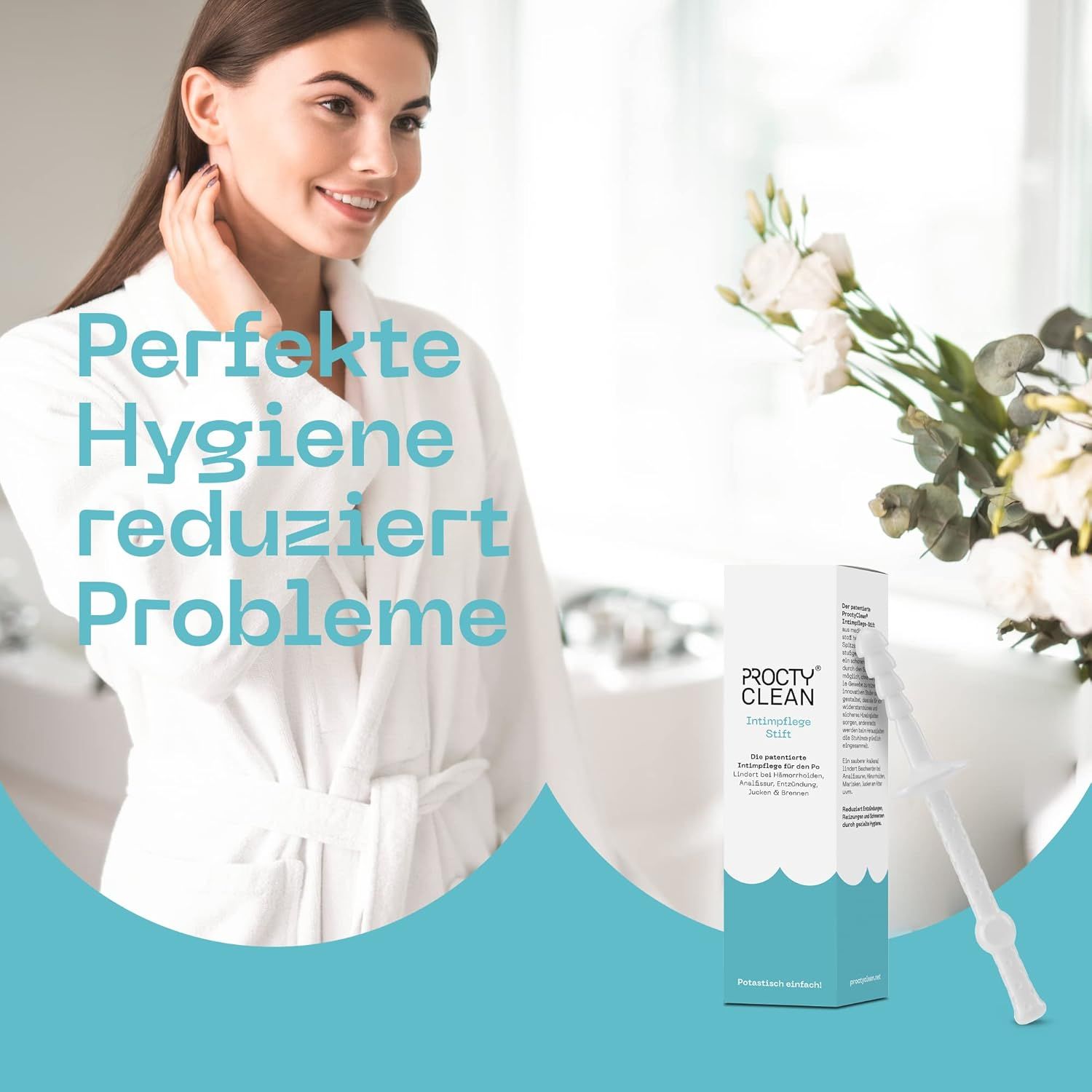 Eine Frau in einem Bademantel steht vor einem Spiegel. Neben ihr steht eine Produktverpackung.