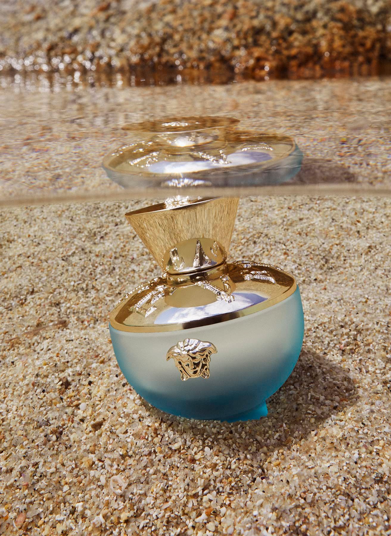 Versace Dylan Turquoise Eau de Toilette Flakon im Sand und Wasser.