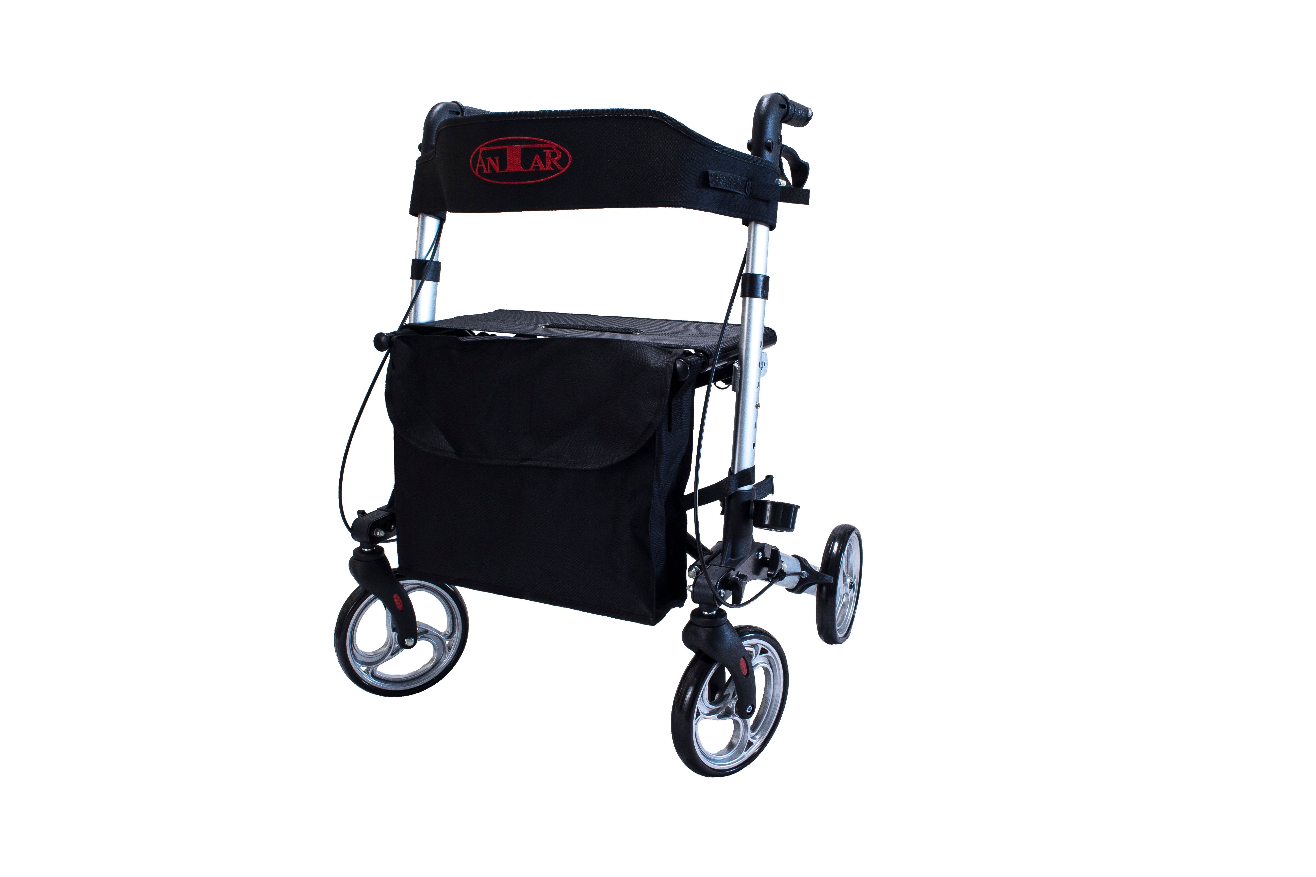 Rollator aus Aluminium, silberfarben. Schwarze Tasche, Sitz und Rückenlehne. Drei Räder.