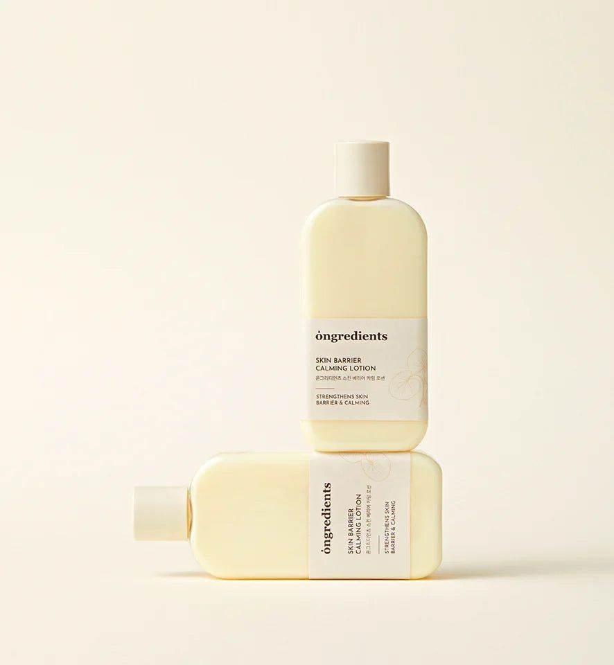 Zwei gestapelte Flaschen ONGREDIENTS Skin Barrier Calming Lotion. Stärkt Hautbarriere und beruhigt.