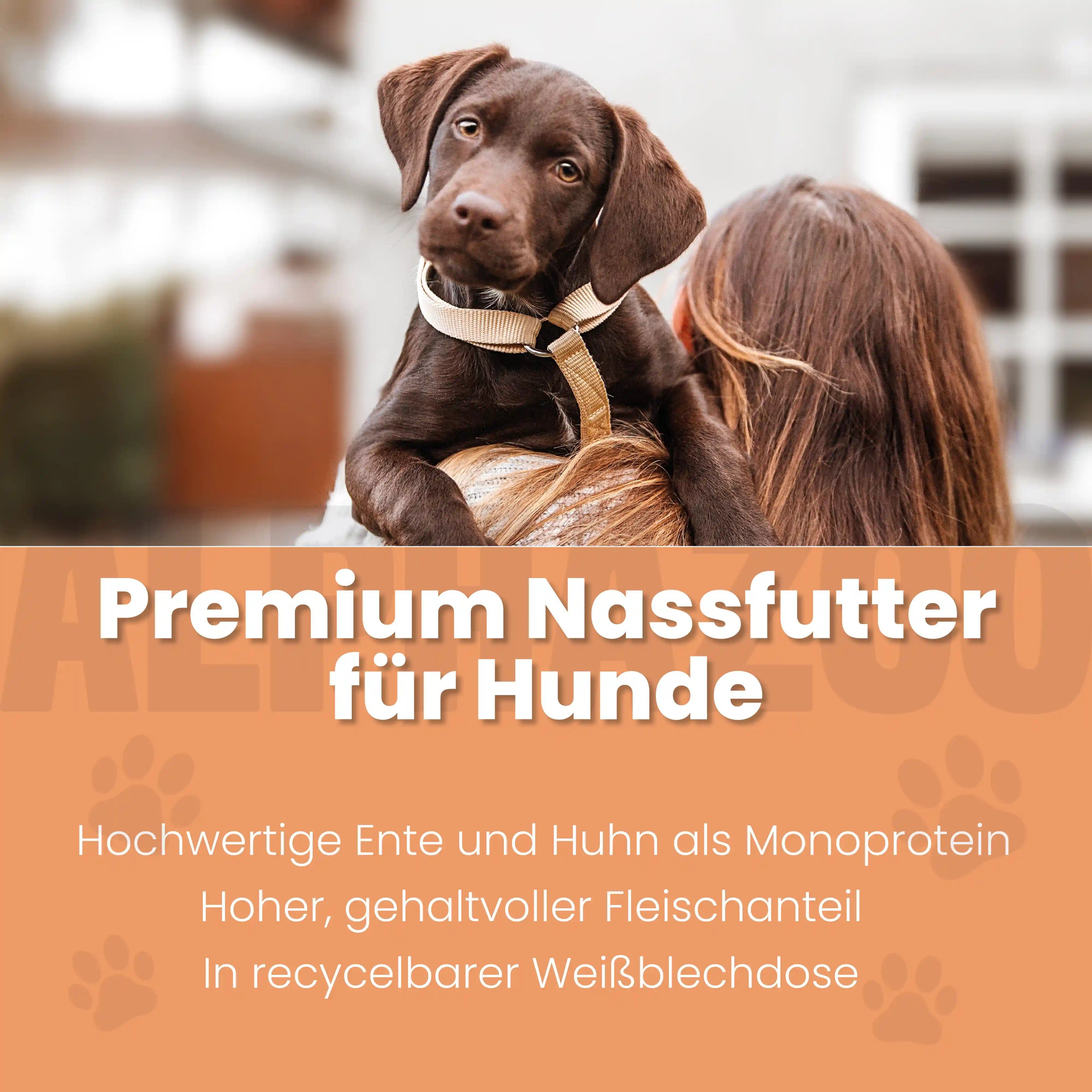 Ein Welpe auf dem Arm. Text: Premium Nassfutter für Hunde. Hochwertige Ente und Huhn als Monoprotein. In recycelbarer Weißblechdose.