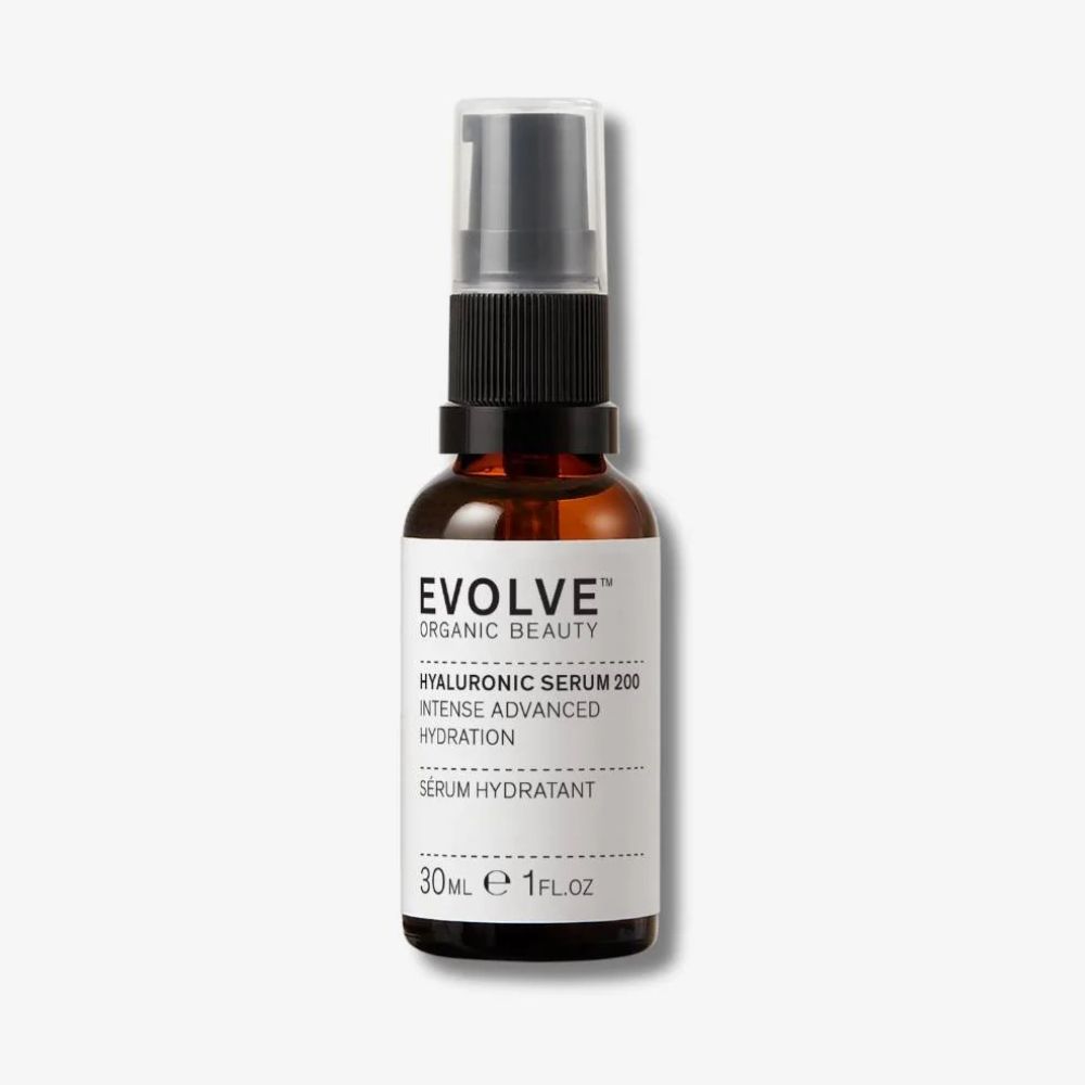 Braune Glasflasche mit schwarzem Zerstäuber. Aufkleber mit "Evolve" und Produktbezeichnung. 30ml.