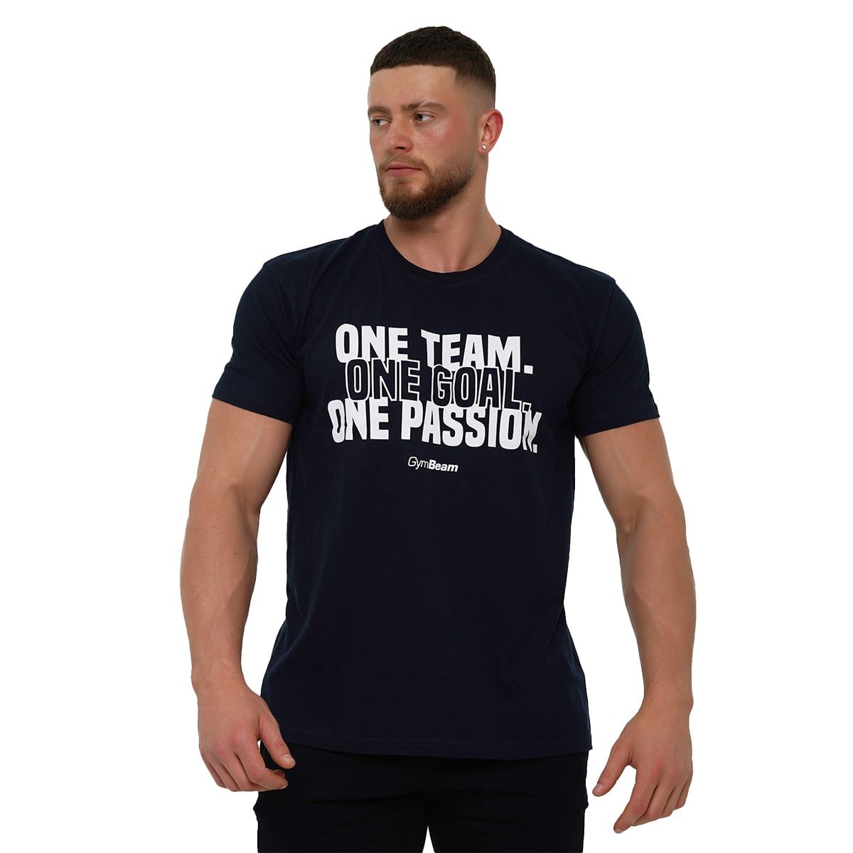 Mann in dunkelblauem T-Shirt mit weißem Aufdruck 'ONE TEAM. ONE GOAL. ONE PASSION.' und GymBeam-Logo.