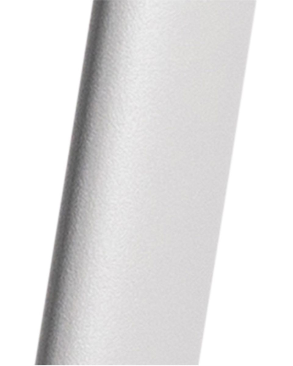 Nahaufnahme einer silberfarbenen Stange des Unterarmgehwagens.