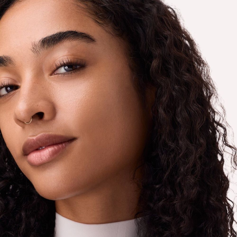 Nahaufnahme eines Gesichts. Hautton nach Anwendung von Catrice Skin Like Tinted Moisturizer. Natürliches Aussehen.