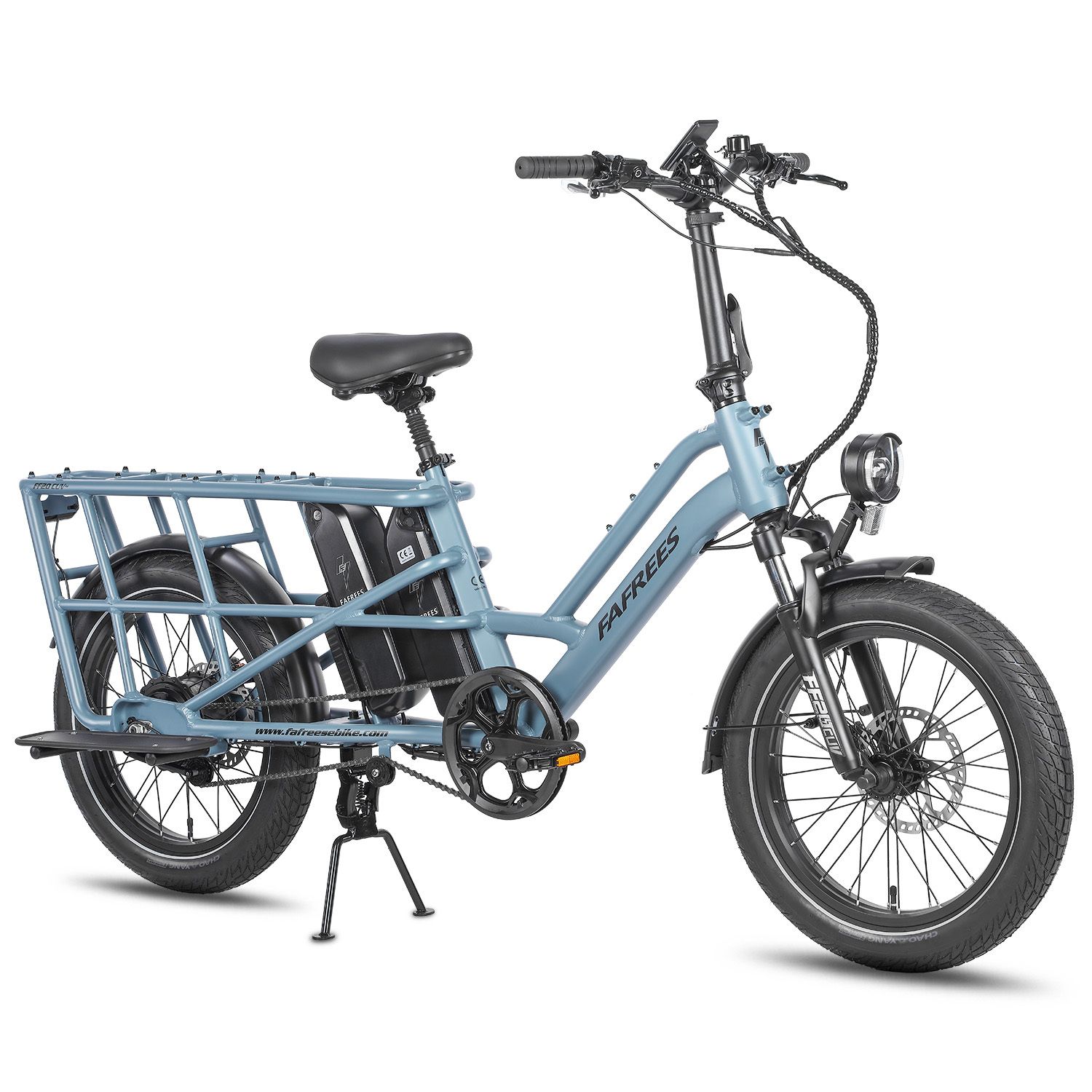 Blaues Elektrofahrrad mit Gepäckträger und Akkus. Marke FAFREES. Schwarze Reifen und Ständer.