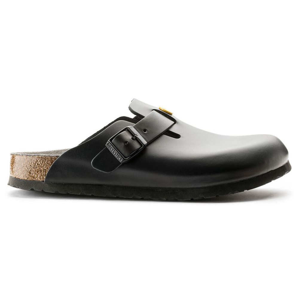 Schwarze Birkenstock Boston ESD Pantolette. Riemen mit Schnalle. Korkfußbett. Gelbes ESD-Symbol. Graue Sohle. Seitenansicht.