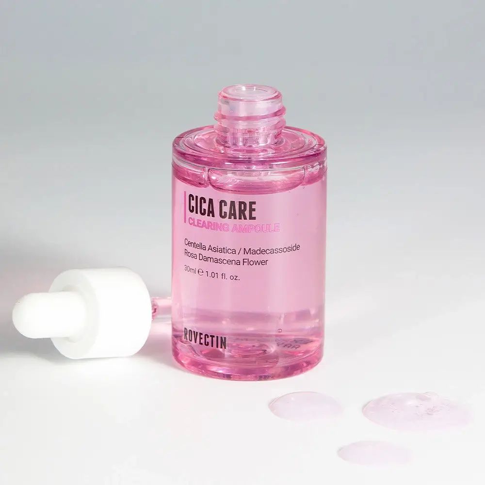Rosafarbenes Serum in einer transparenten Flasche mit Pipette. Aufschrift: Cica Care Clearing Ampoule. Marke: ROVECTIN.