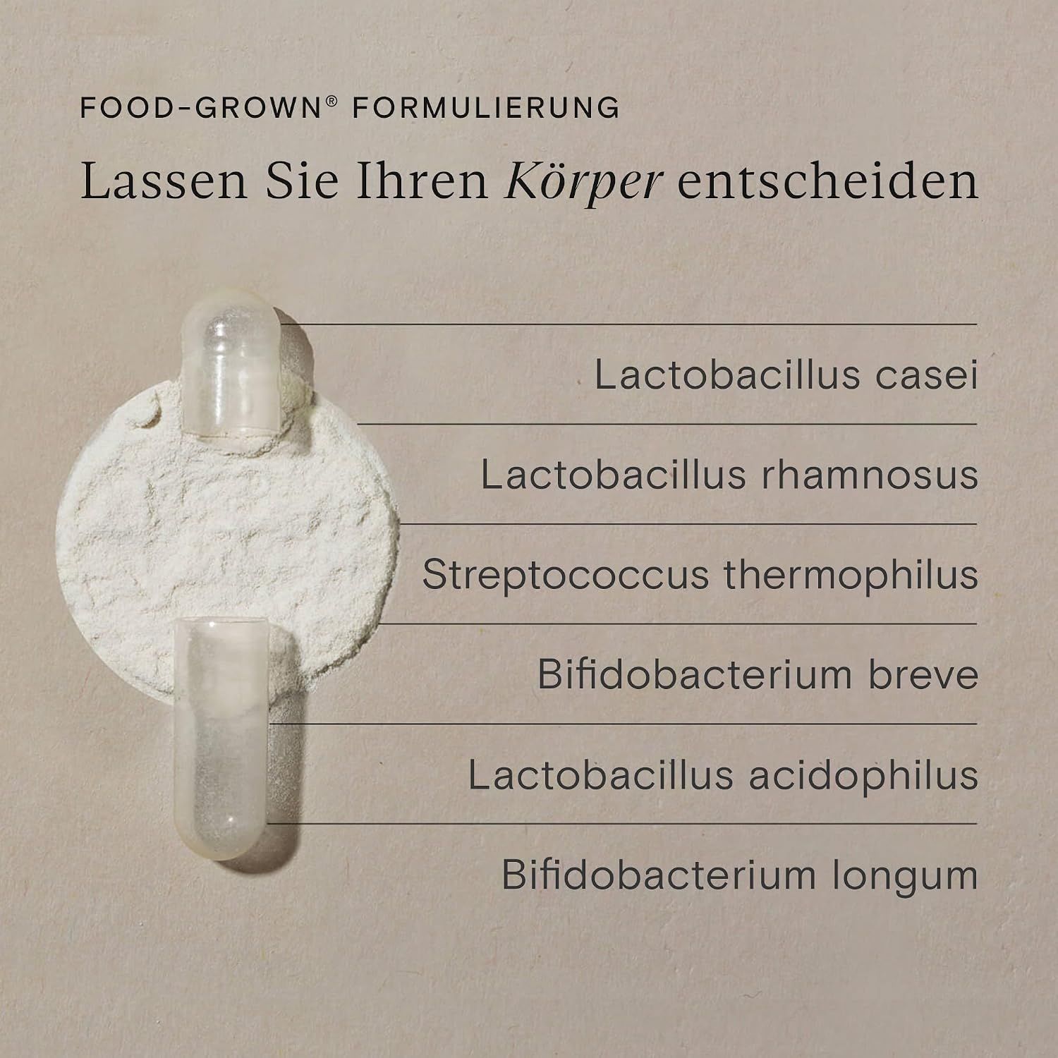 Pillenbehälter mit drei Fächern, gefüllt mit Pillen und Kapseln.