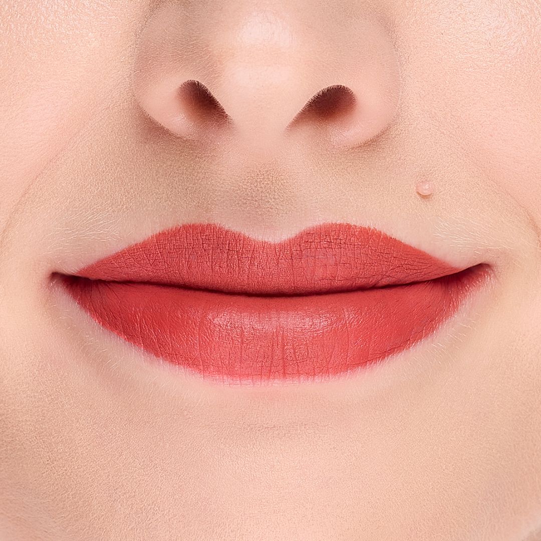 Nahaufnahme von Lippen, die mit dem Cosline Lipliner 213 in einem warmen Rotbraun geschminkt sind.